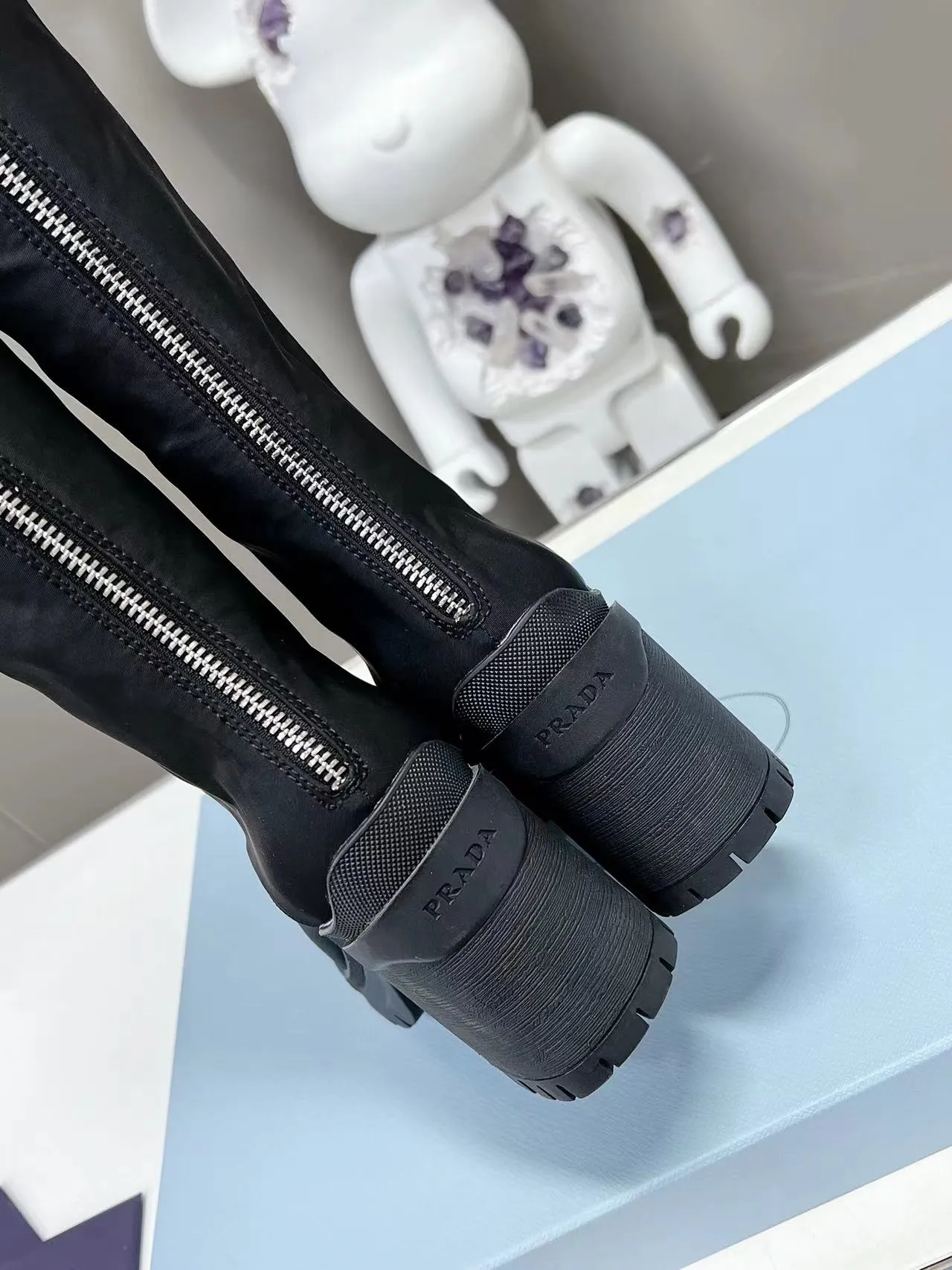 👟👟Ex-factory price 700👟👟 2022SSS re-launches the new and newest boot length of Poundala —————————— 💥PRADA’s spring morning T catwalk show is the same model "Dream City Night". Prada can focus on the right scene. It has a fresh breeze with a sense of luxury. It is perfect on the feet. 💃💃 Wear it with the matching shoes. It is elegant and high-quality, crystal clear and has various qualities. The materials are uniquely designed by the company and must be zero-edged. The entire series is full of exciting and interesting combinations of exterior elements. Different materials and textured fabrics express a strong artistic flavor. You can slightly appreciate the changing styles of Prada girls. 1⃣Upper: matte glossy open edge scarlet, 2⃣Lining: imported sheepskin lining 3⃣Outsole: original Italian large color original 4⃣🔺original foot pads, size female 35M-40M